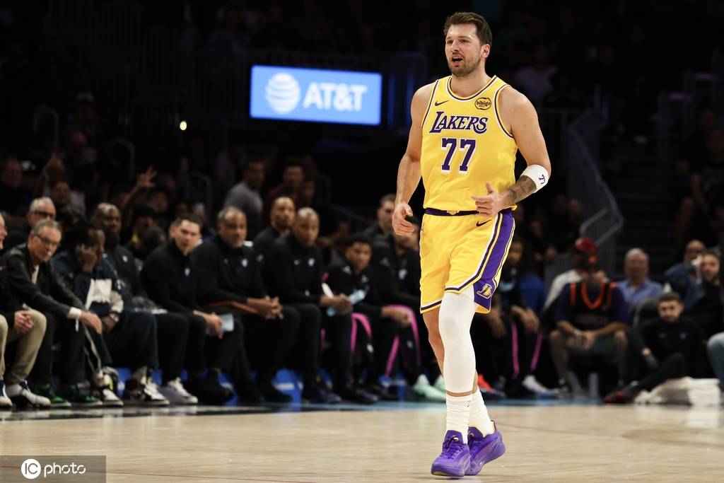 统治级表现!东契奇背靠背狂砍100分 关键时刻连得16分